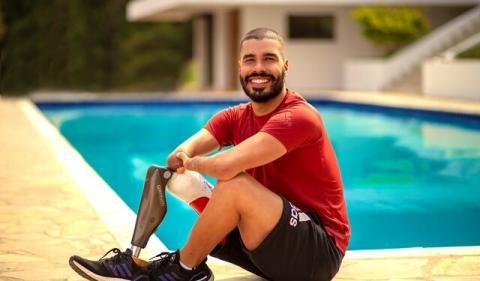 Nadador paralímpico Daniel Dias participa de festa na Casa da Criança Paralítica